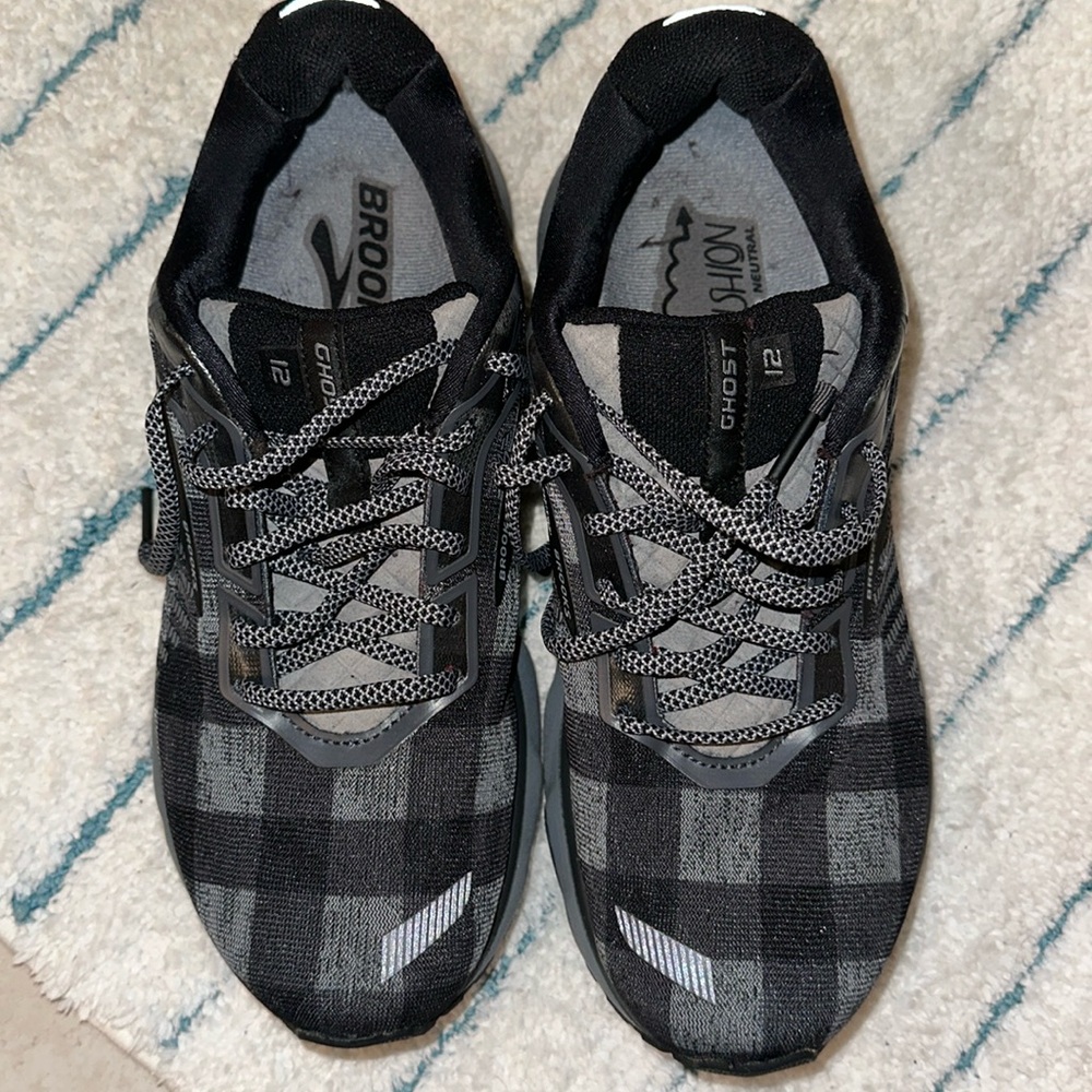 Brooks Ghost 12 sz 8 black buffalo check